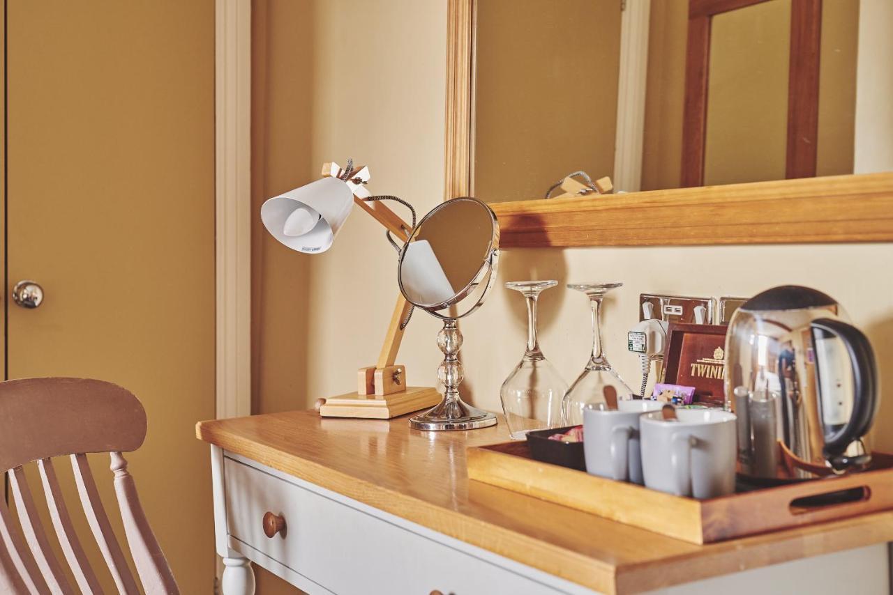 The Lansdowne Guest House Bourton-on-the-Water Kültér fotó A typical hotel room tea tray
