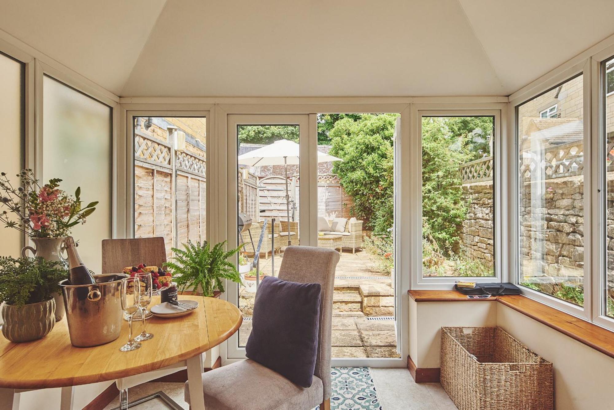 The Lansdowne Guest House Bourton-on-the-Water Kültér fotó Interior of a conservatory