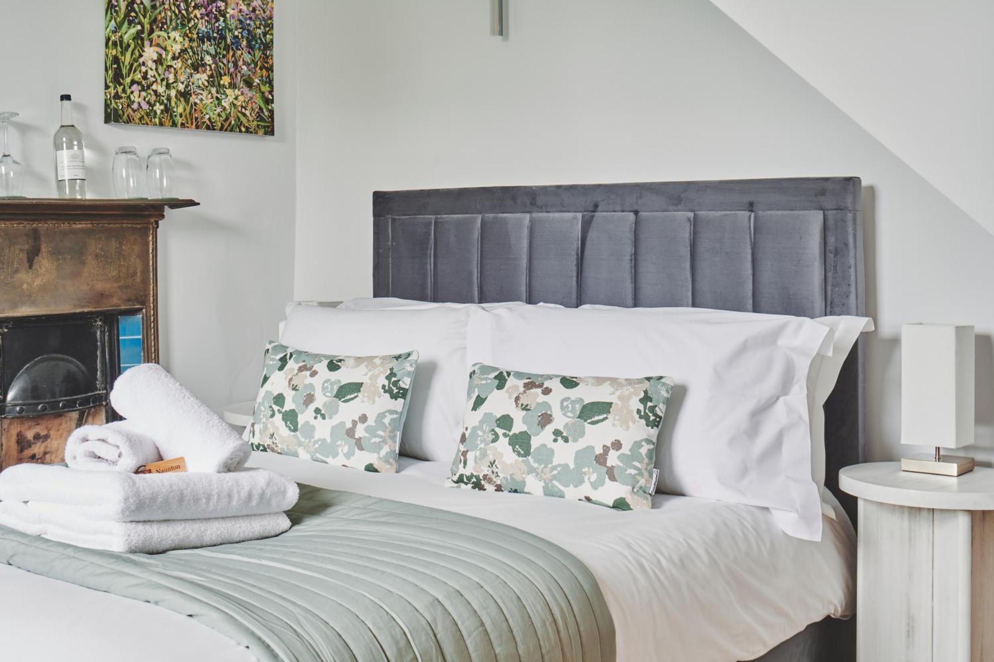 The Lansdowne Guest House Bourton-on-the-Water Kültér fotó A bed with a headboard