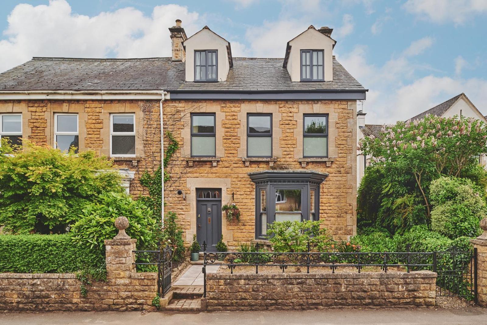 The Lansdowne Guest House Bourton-on-the-Water Kültér fotó The former station building